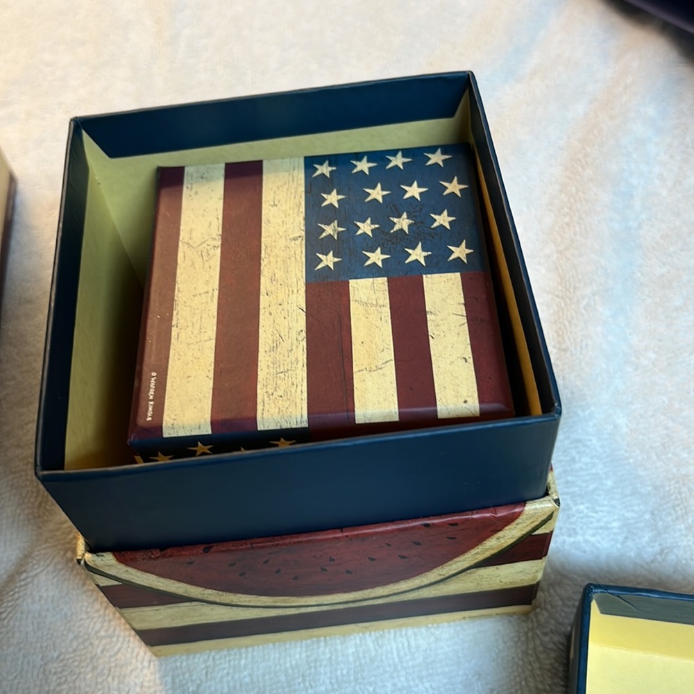 Warren Kimble stackable boxes. Colonial flag design. Rare find. - Picture 4 of 7